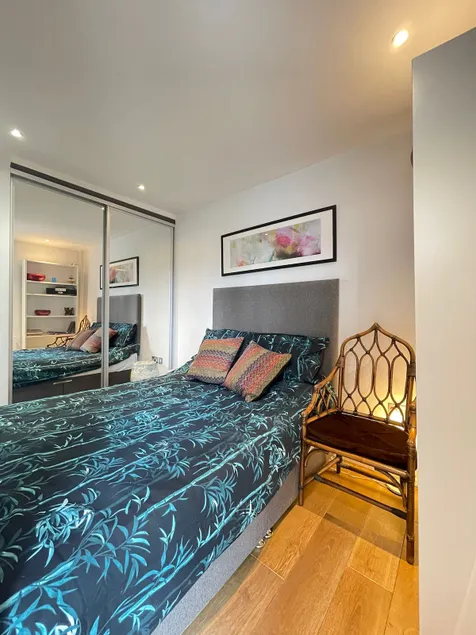 Canal-Side Boutique Apartment - Image 1