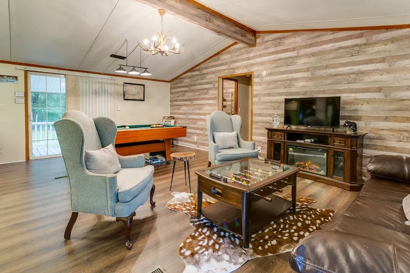 Spacious 3Bed/2Bath home just 1 mile off exit 407 - Image 1