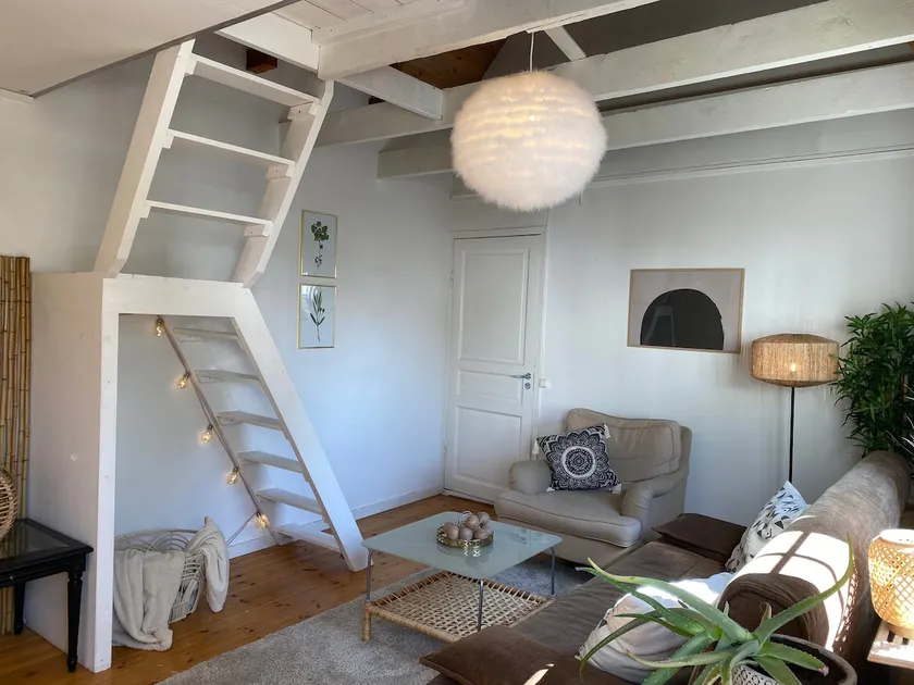 Fantastic, centrally located courtyard house for rent - Image 1