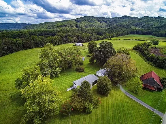 Modern Farmhouse Near Windrock - Image 1
