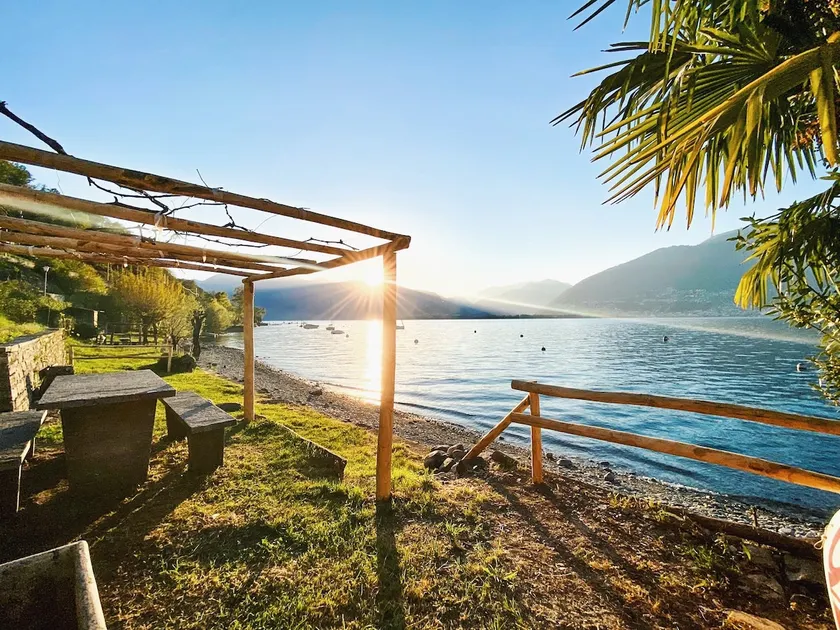 Boho Lake House - Private Beach 600m from the property - Free Parking - Home Cinema Room - Image 1