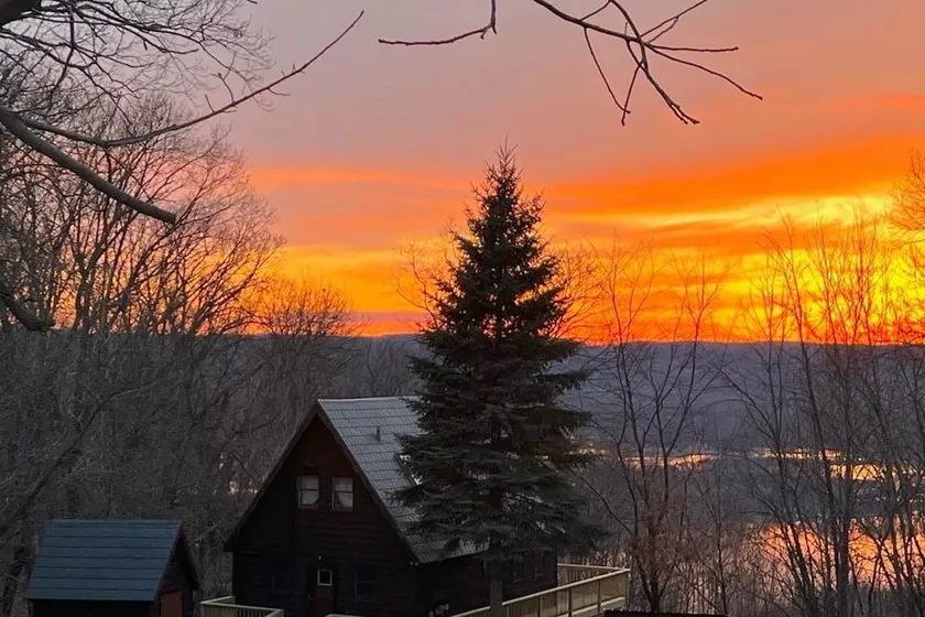 NEW!!! GRAND VIEW -- Rustic Ridge Chalet, hot tub, river view, privacy - Image 1
