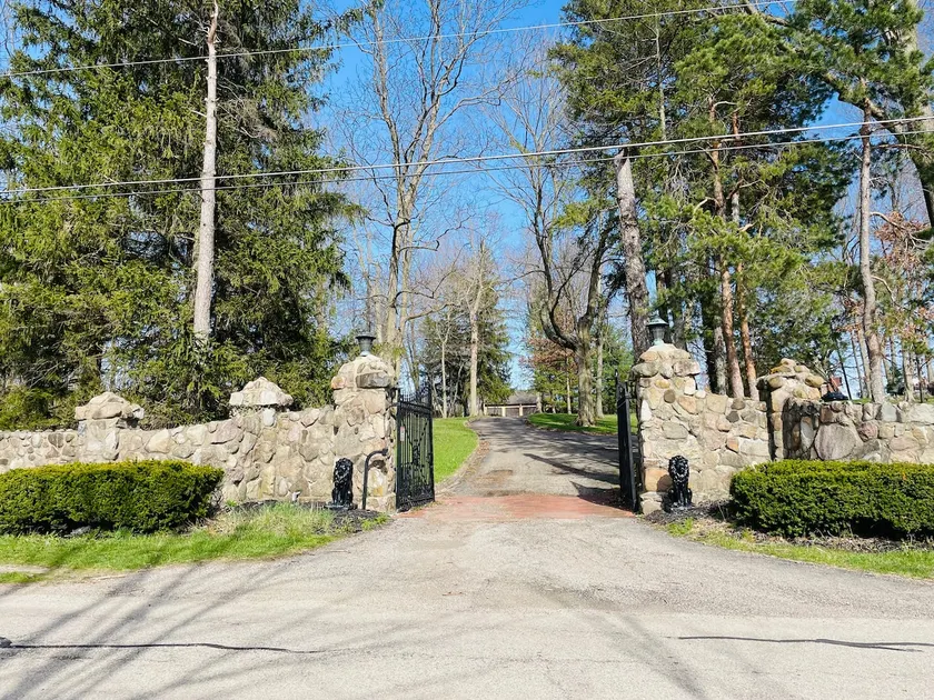 Historical country estate guest house on 10 acres - Image 1