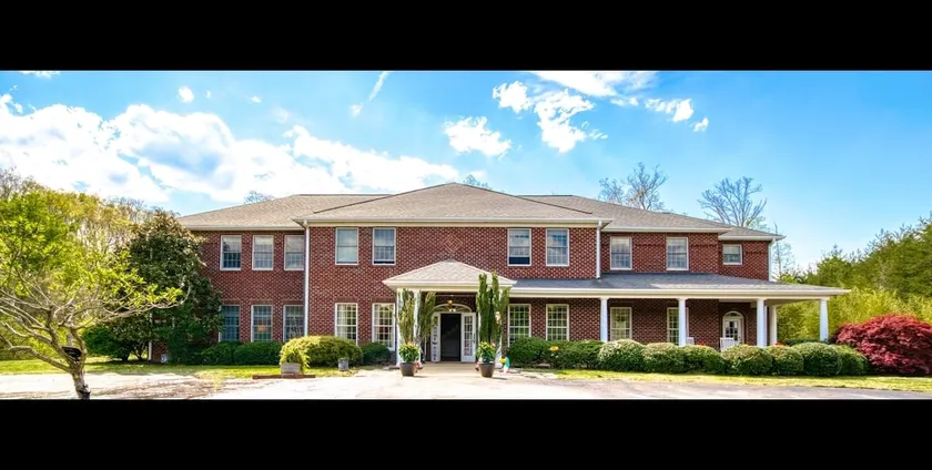Chirping Birds Villa 10bdrm 10ba 4mi to vt - Image 1