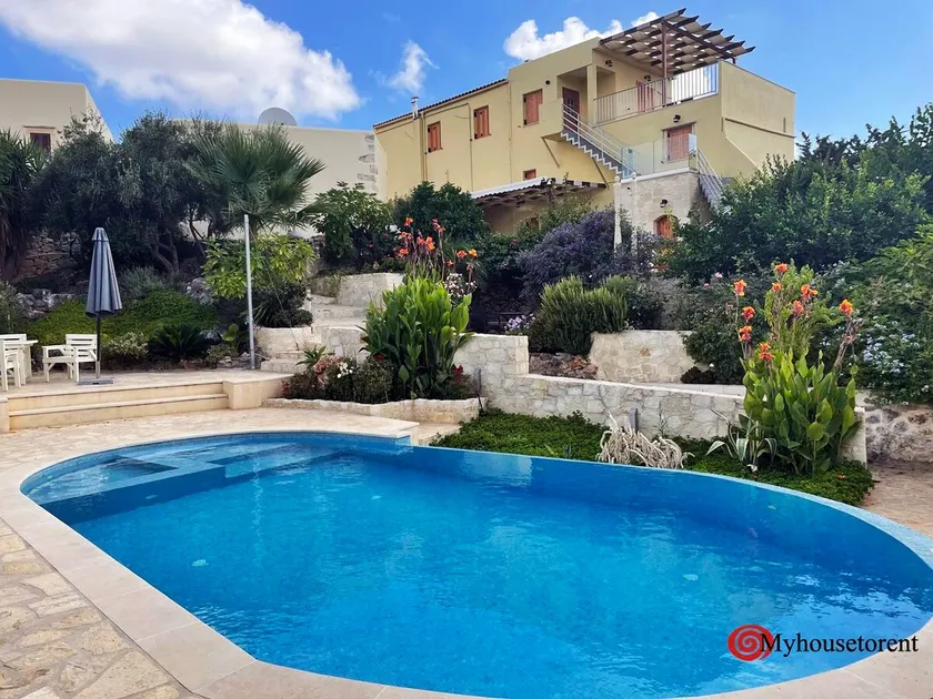 Entire property, 2 houses together for 2 families - Image 1