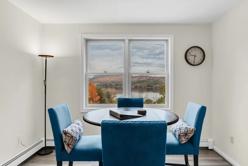 Cozy Townhouse with Beautiful Lake Views - Image 1