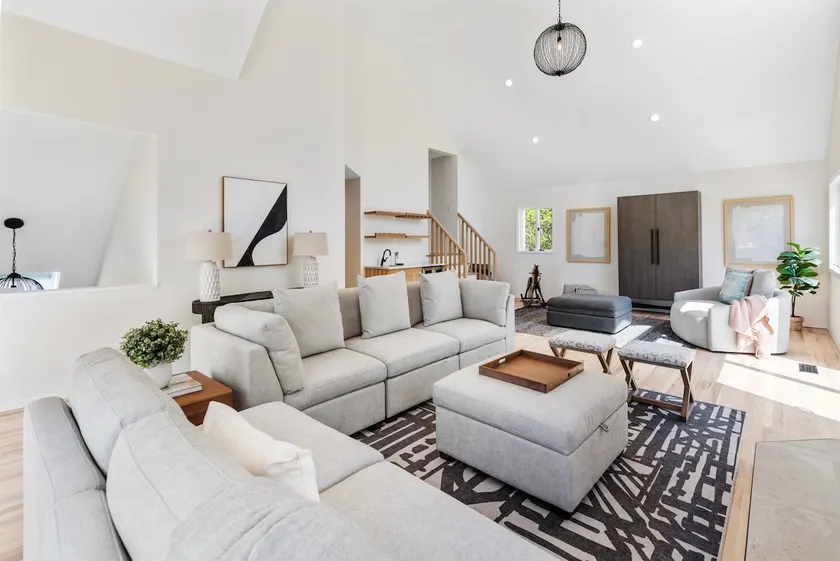 Modern Southampton home, heated pool, pickleball - Image 1