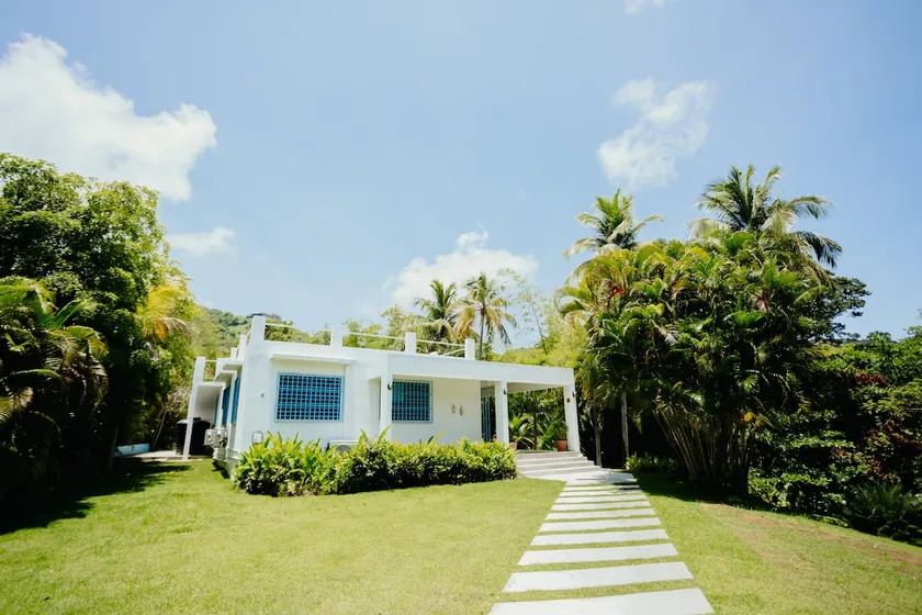 La Casa Blanca “jungle oasis” short walk to beach - Image 1