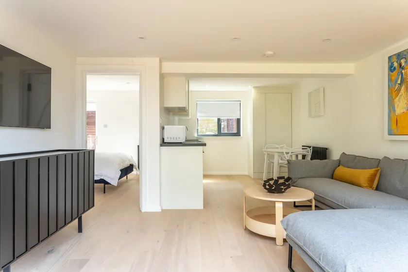 Modern self contained one bedroom with garden - Image 1
