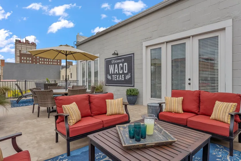 Walk to Magnolia • 2 Minutes to Baylor • Huge Private Balcony • King Beds - Image 1