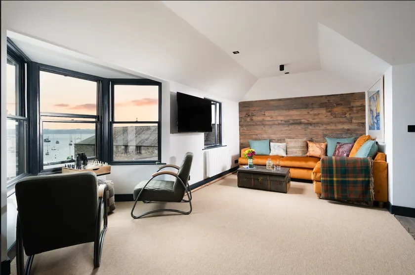 Stunning Waterfront Apartment With Spectacular Views & Parking at 'CAPTAINS LOFT' - Image 1