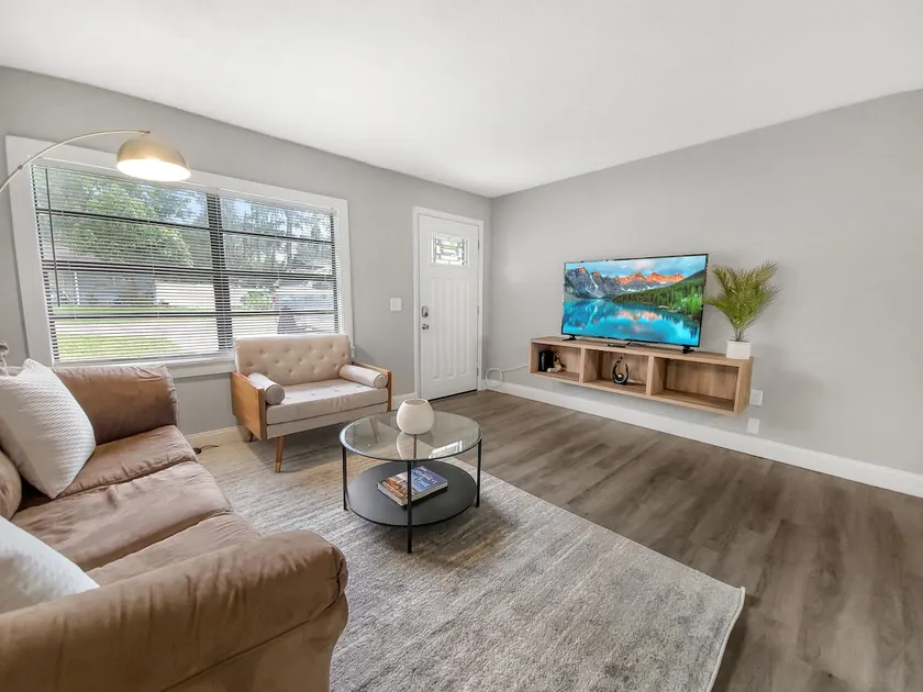 Exclusive Vacation Home near Bush Gardens - Image 1