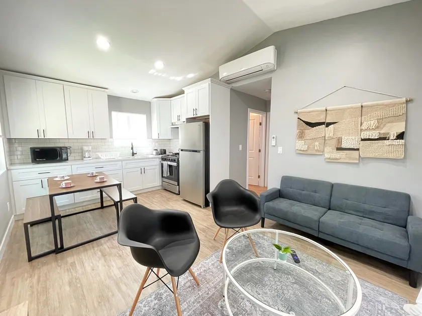 NEW HOME MINS TO DOWNTOWN, BEACHES, ZOO & MORE - Image 1