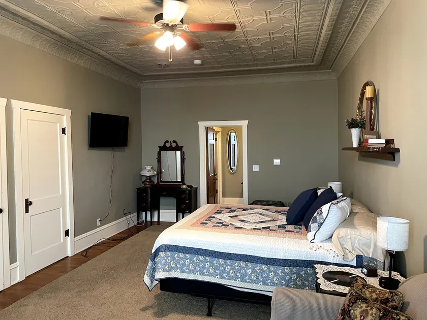 Historic 4 Bedroom, Downtown Loft Sleeps up to 6 - Image 1