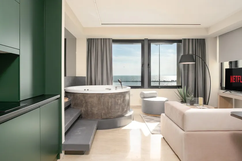 Oriana Superior Jacuzzi Sea View Suite - Image 1