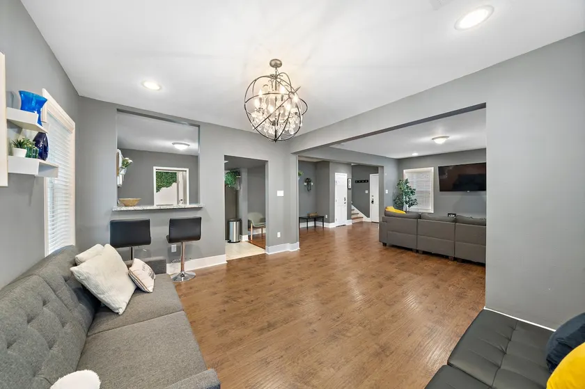 5 Minutes from Downtown • Large • Gated • Parks 5+ - Image 1