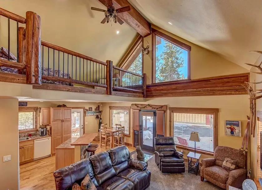 Pristine 4 seasons cabin with 9 beds & hot tub - Image 1