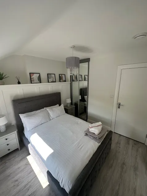 Westland Suites - Stylish, Modern, Elegant, Central Apartments A - Image 1