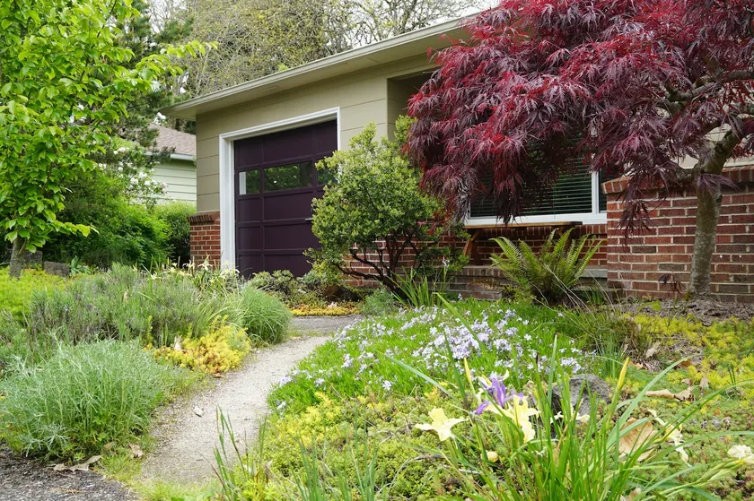 Tranquil Garden Home in College Hill - Image 1