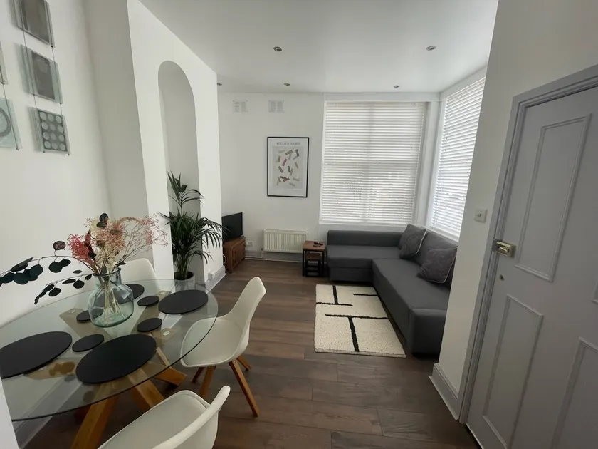 1 bed Trinity Sq / Old town ground floor apt - Image 1