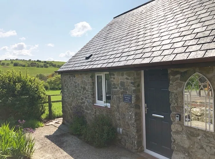 Delightful Artistic Granite Barn in Rural Hamlet - Image 1