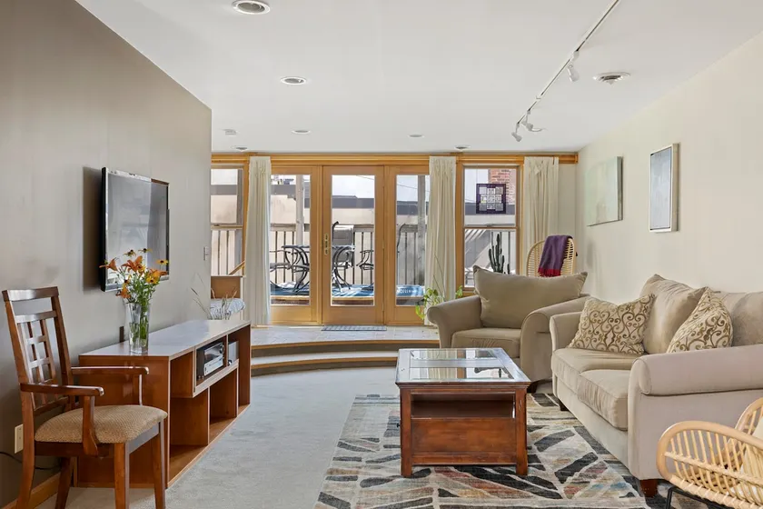 16 Bridge Square 1 bedroom Loft with Private Patio - Image 1