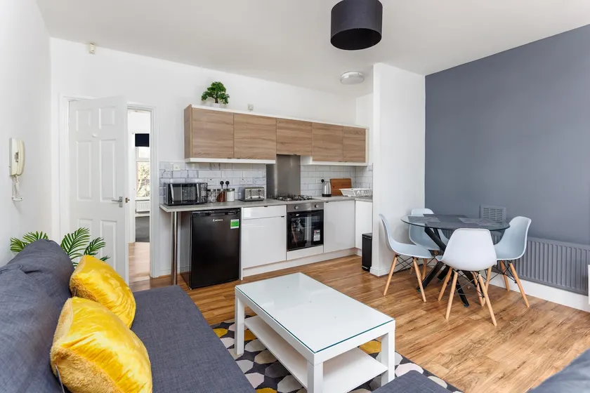 FLATZY - Stylish Abode on Doorstep of Sefton Park *10 minutes to Centre* - Image 1