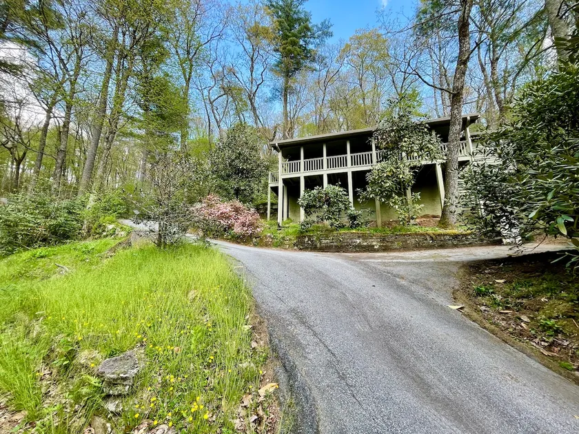 Cashiers Cottage - central location, 5 min to downtown, dog-friendly - Image 1