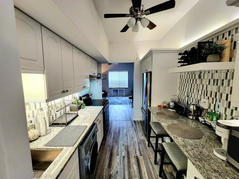 Full service modern apt. Sleeps 4. Prime location - Image 1
