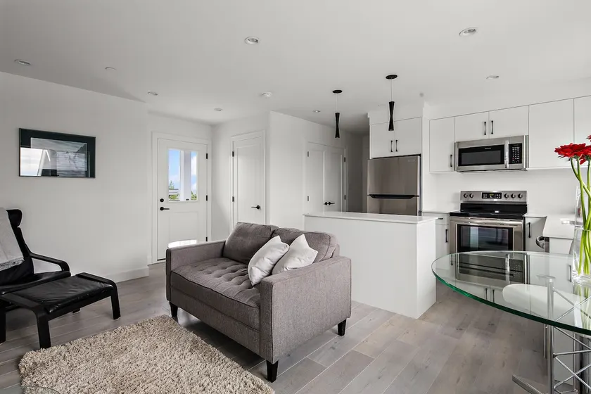 BRAND NEW Luxury One Bedroom Unit - Image 1