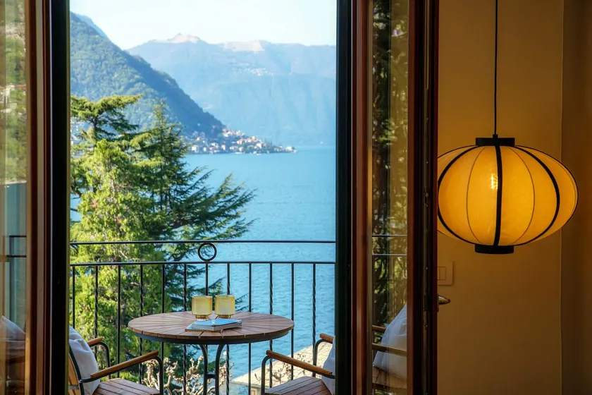Relax at the lake, swimming pool and parking - Image 1