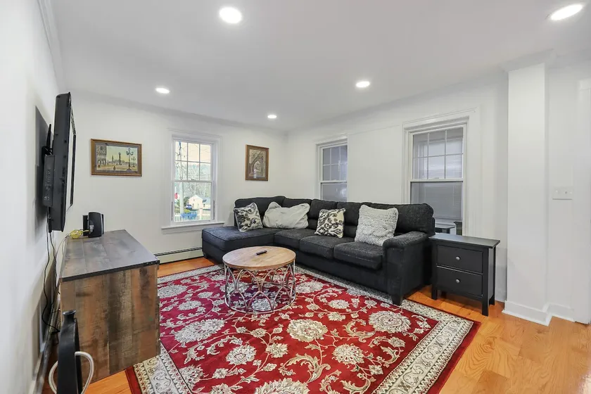 Cozy 4BR Colonial, Walk to Downtown Lee - Image 1