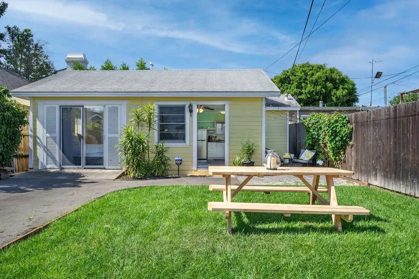 Stylish Beachside Bungalow. Discounted. - Image 1