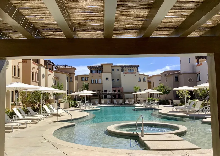 New 1-bedroom penthouse: premier golf, pool, views - Image 1