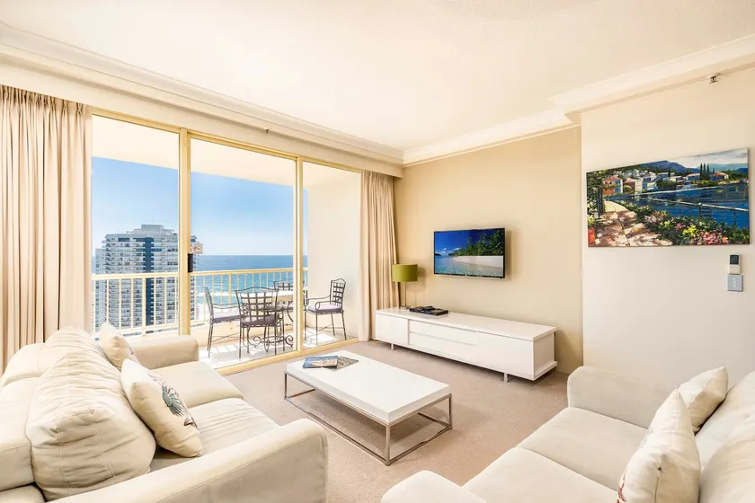 Spectacular Views on Main Beach w Pool & Gym - Image 1