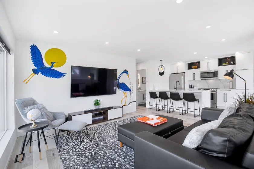 Modern Carriage Suite with Hot Tub - Image 1