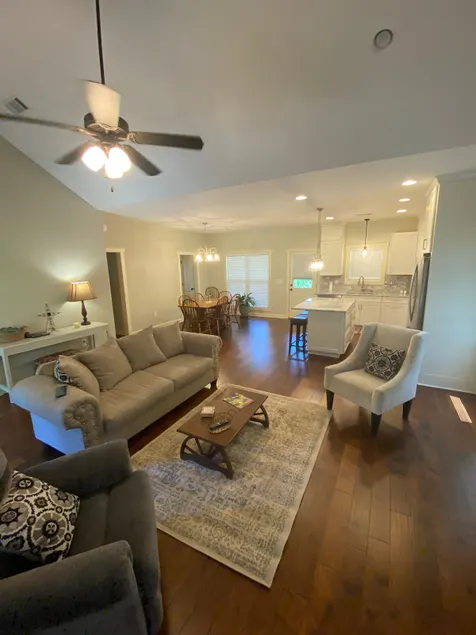 Cheerful 2 bed/bathroom home with indoor fireplace - Image 1