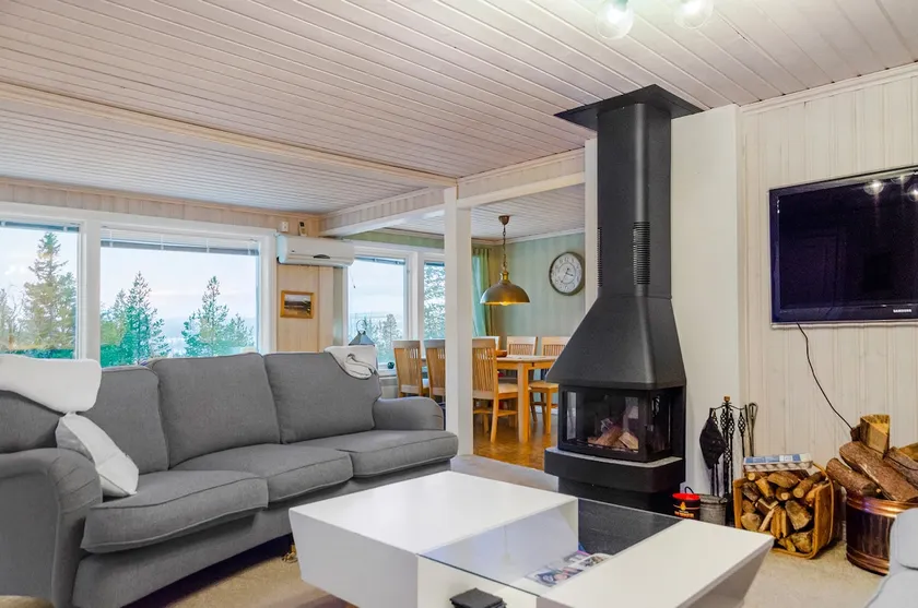 Cozy mountain cabin with sunny location & mountain views - Image 1