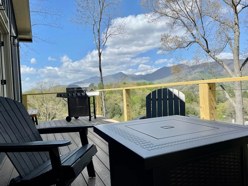 Downtown Waynesville Mountain House- Pets Welcomed - Image 1