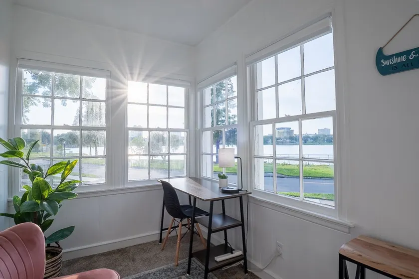 Top 1% Stay – Cozy Lakefront with Hand-Fed Swans - Image 1
