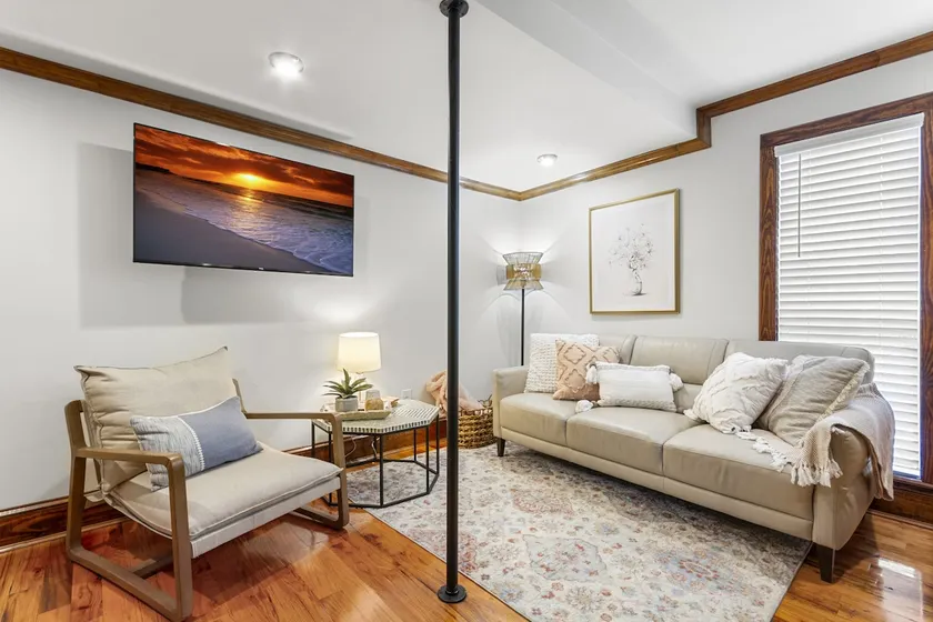 Downtown Vintage Loft with Free Parking - Image 1