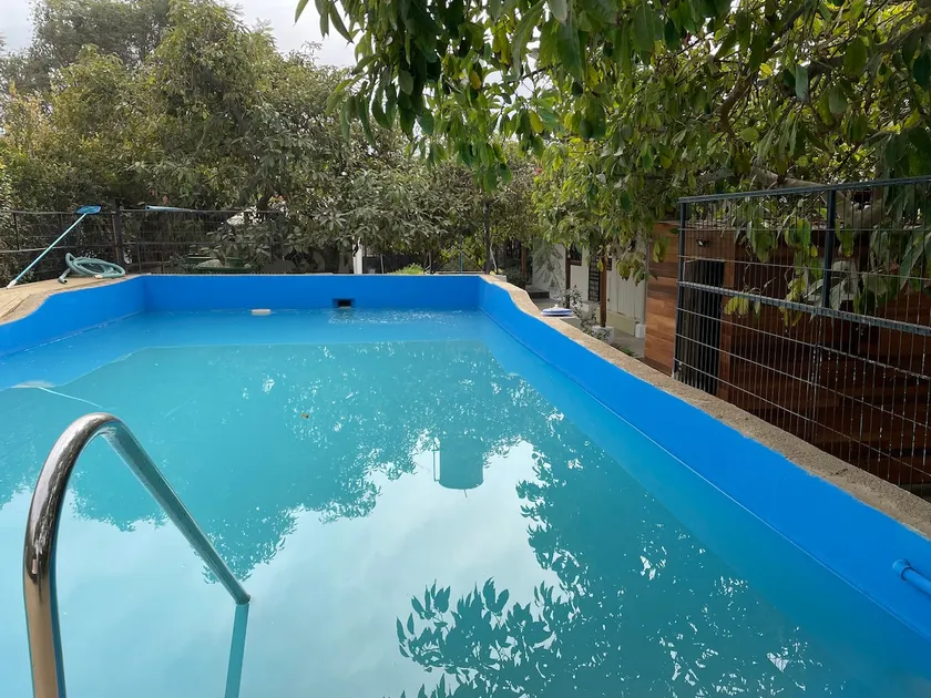 Plot with a swimming pool and green areas - Image 1
