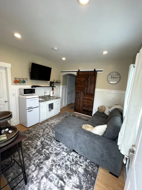 R & R's Suite Retreat - Image 1