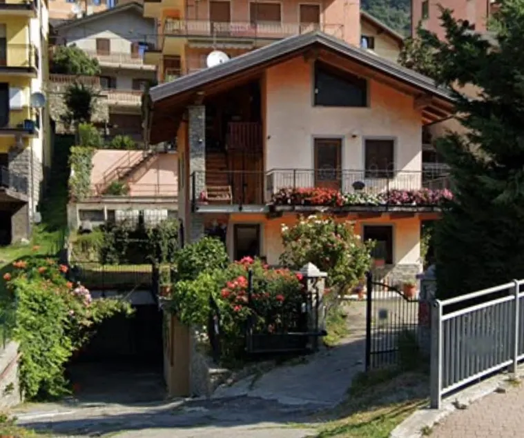Apartment with garden in a semi-detached house - Image 1