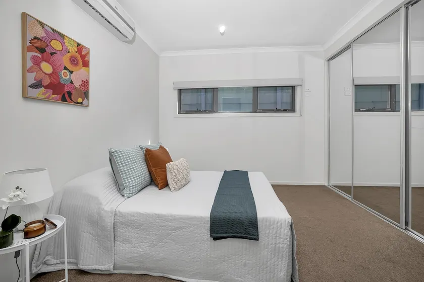 2Bedroom Tranquil Townhouse CLOSE TO CITY & AIRPORT - Image 1