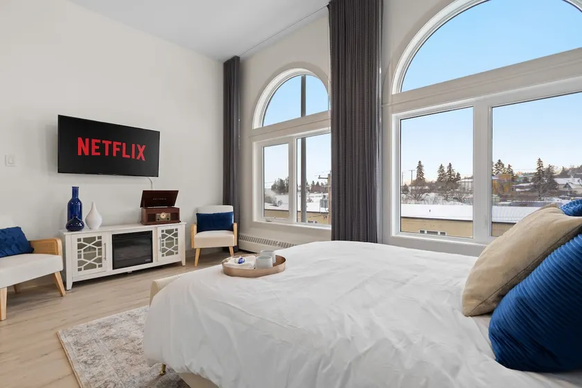 Upscale Historic Loft | TOP FLOOR | Downtown | Free Parking - Image 1