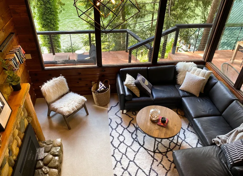 Three Peak Lodge-Riverside, Luxe, Tub, Sauna, Pets - Image 1