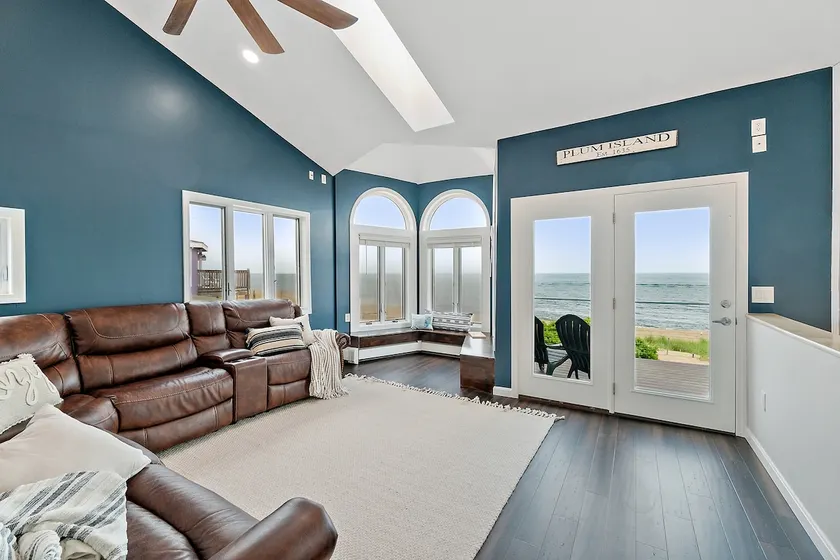 Coastal Modern Beachfront Cottage, sleeps 10+ - Image 1