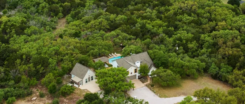 Pickleball, Heated pool, Hot tub, 2.5 Acres full of oaks - Image 1