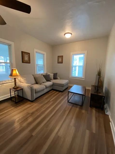 Cheerful 1bd home near Augustan’s College - Image 1